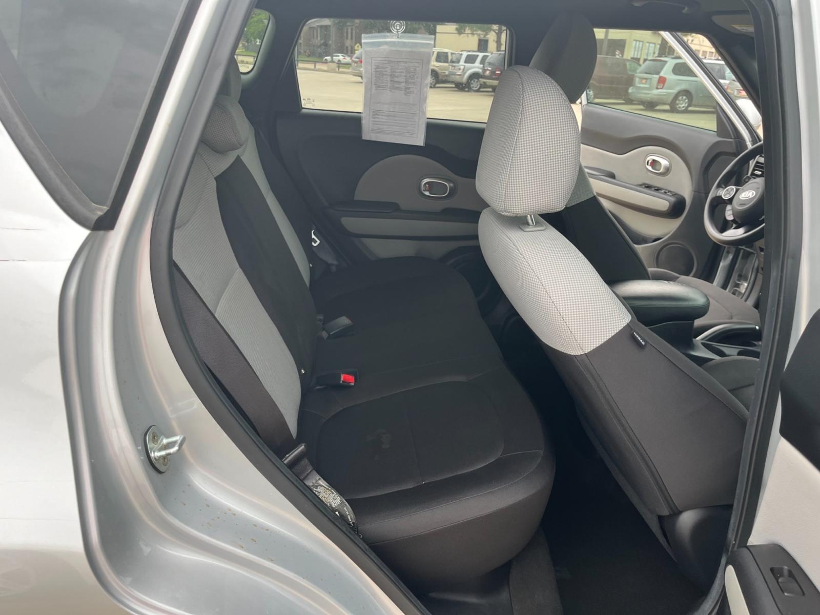 2016 SILVER /black Kia Soul Base 6A (KNDJN2A28G7) with an 1.6L L4 DOHC 16V engine, 6A transmission, located at 14700 Tomball Parkway 249, Houston, TX, 77086, (281) 444-2200, 29.928619, -95.504074 - Photo #12